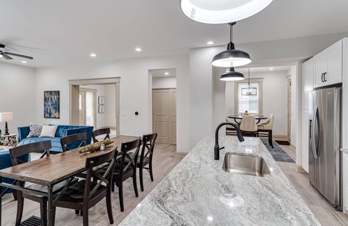 Mount Auburn House | ROOMY, COMFY, and CONVENIENT Historical Home