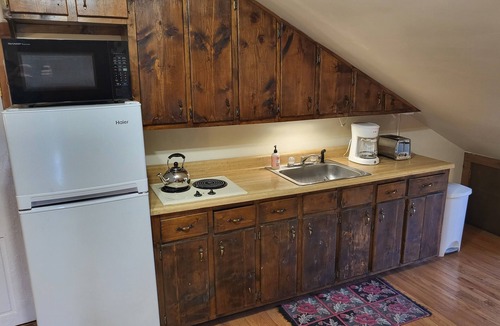 Ballenger Creek House | Roomy & Comfy Farmer's Suite in the Manor House!