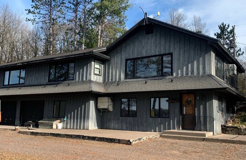 Mercer Cabin | Roomy lakefront cabin near the trails