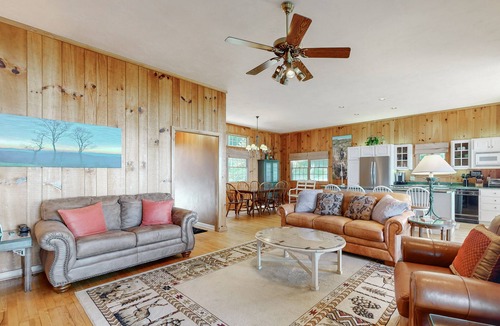 Sapphire Cottage | Rose Cottage: Panoramic Mtn Views, Stunning Terrace + Firepit