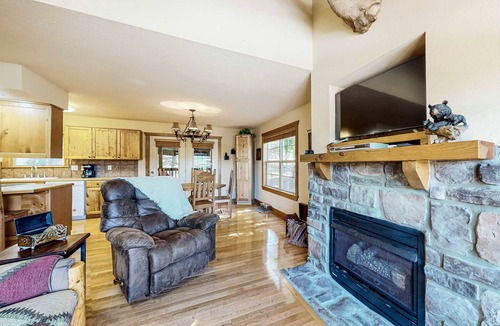 Reeds Spring Cabin | Rustic 1BR Cabin - SCREENED PORCH - Resort Pool