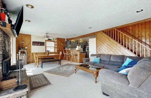 Paradise Point House | Rustic 3BR Cabin - HOT TUB - Oakland