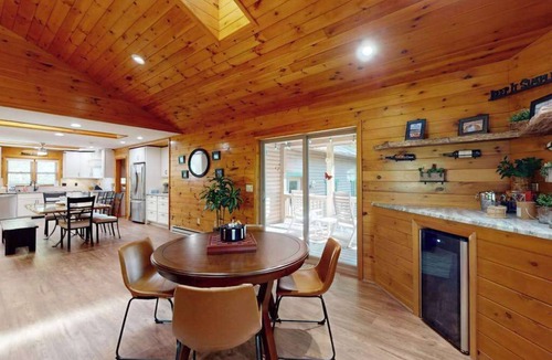 McHenry House | Rustic 4BR Cabin - HOT TUB - McHenry