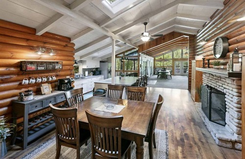 Flat Hollow Marina House | Rustic Cabin with Spa and Wonderful Outdoor Living in Tennessee
