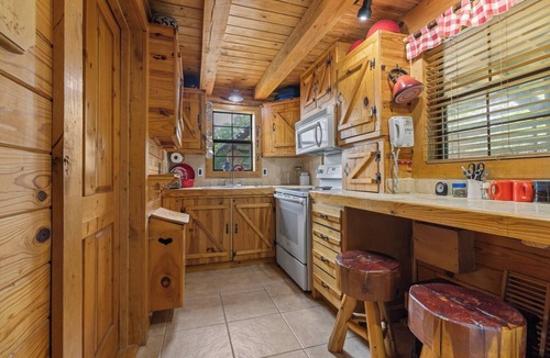 Jasper Cabin | Rustic Cedar Roost Private Balcony Best Views