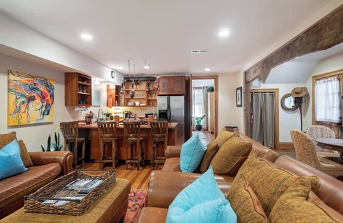 Cannonborough Elliotborough House | Rustic Charleston Single with Rooftop Deck