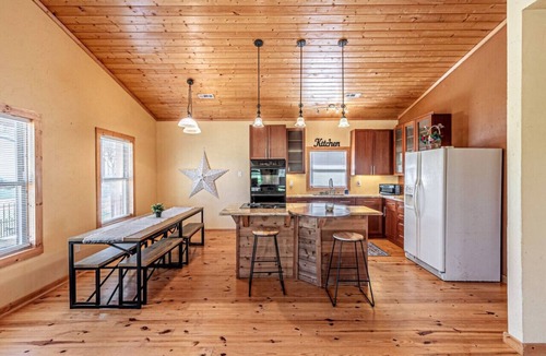Winnsboro House | Rustic Elegance: Ponds, firepit