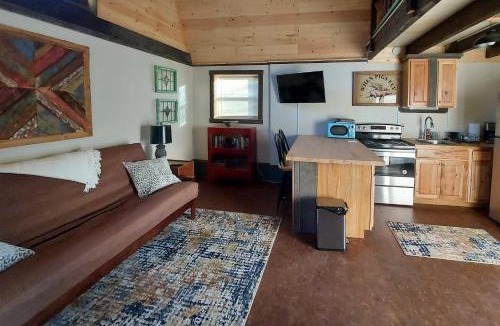 Hendersonville Apartment | Rustic Hendersonville Farm Studio with Private Deck