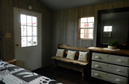 Hillsboro Cabin | Rustic Lodge with private cabins/6 person hot tub and camp fire