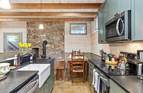 Cobham Cabin | Rustic Luxury Near Charlottesville/Montpelier/Wineries/A Historic Cabin Retreat