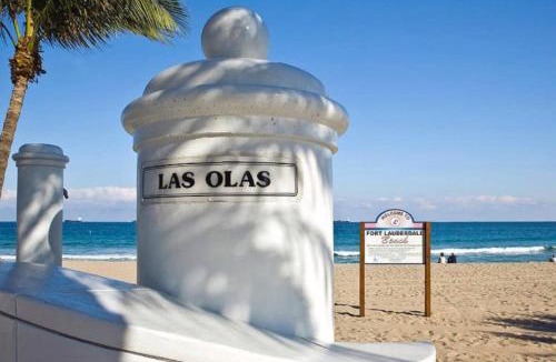 Poinciana Park Apartment | Rustic Retreats Beachy 1BR for 4 guests in the heart of Fort Lauderdale