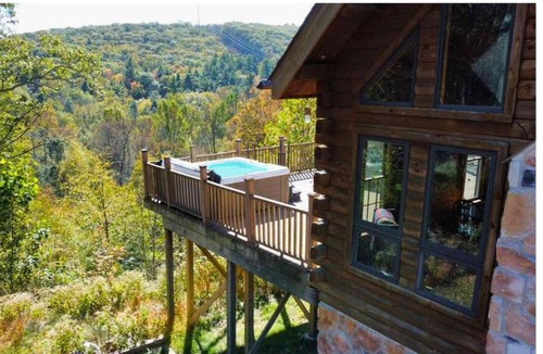 Mount Pocono House | Rustic Ridge Log Cabin: Hot Tub, Games, Views!