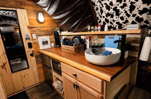 Avinger Cabin | Rustic Wagon Glamping Hot Tub