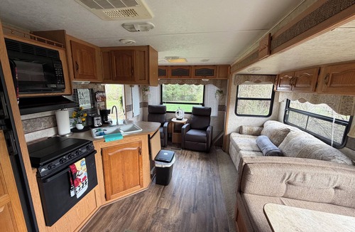 Pikeville House | Rv with 1 Bedrooms, and sofa bed Full Kitchen, Dining Area & Modern Bathroom”
