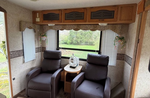 Pikeville House | Rv with 1 Bedrooms, and sofa bed Full Kitchen, Dining Area & Modern Bathroom”