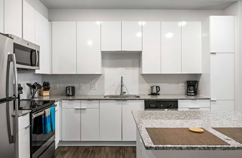 Midtown Apartment | (S2BB) Bright 2-BR Midtown Apartment with Pool and Gym