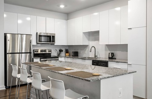Midtown Apartment | (S2BB) Bright 2-BR Midtown Apartment with Pool and Gym