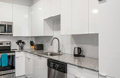 Midtown Apartment | (S2BB) Bright 2-BR Midtown Apartment with Pool and Gym