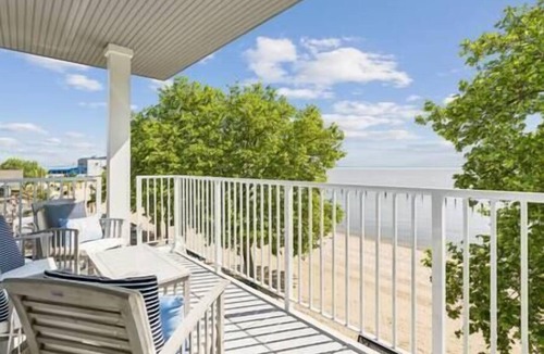 Issue Apartment | Sail Away