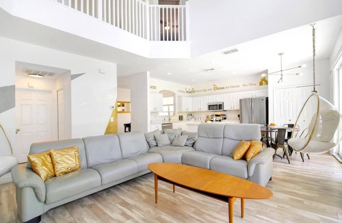 West Kissimmee Villa | SALT WATER POOL*EXPANSIVE POOL DECK* LED POOL FOUNTAIN JETS