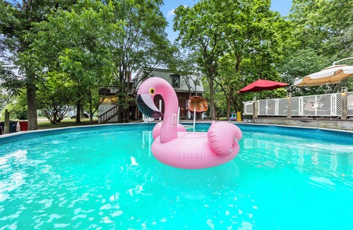 Nicholasville House | Saltwater pool, hot tub, and trampoline ! 4 beds! Baby crib!