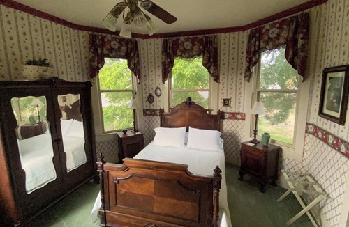 Bonham Bed & Breakfast | Sam Rayburn Suite Quiet Bonham Stay