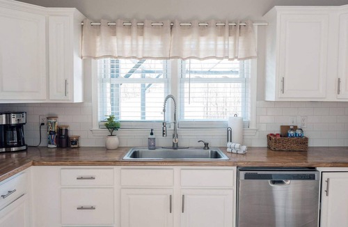 Johnson City House | Sanctuary Co Pet-Friendly Near ETSU