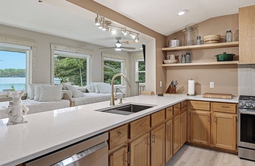 Suring House | Sand Bar Resort – Updated 5BR with Lake Views, Big Yard, Firepit, Pontoon rental, Gourmet Kitchen & More!