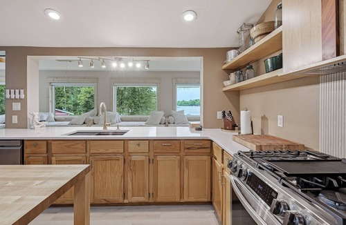 Suring House | Sand Bar Resort – Updated 5BR with Lake Views, Big Yard, Firepit, Pontoon rental, Gourmet Kitchen & More!