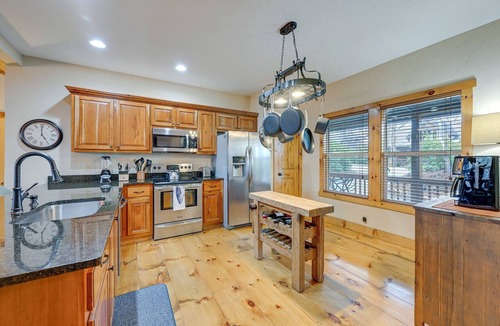 Deer Run Cabin | Sapphire Valley Resort Cabin w/Fireplaces + Grill