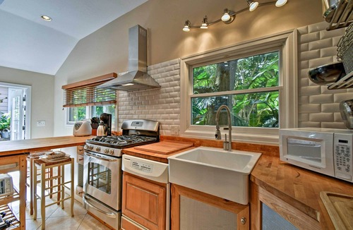 Central Sarasota Cottage | Sarasota Bungalow w/Pergola, Garden & Waterfalls!