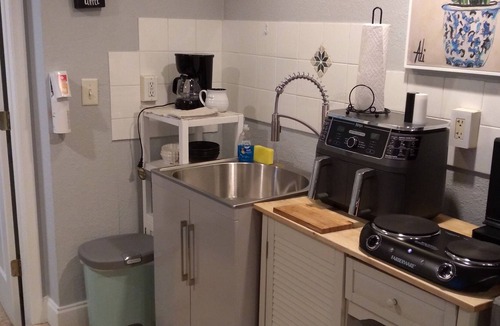 Alta Vista Apartment | Sarasota comfortable private Studio. Location Near Downtown, beaches, Marina