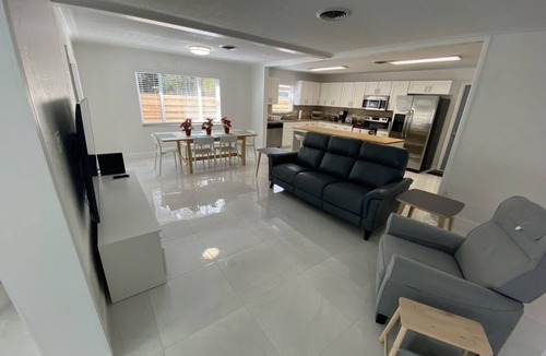Indian Beach Sapphire Shores House | Sarasota Home Calm and Sunny in Sapphire S, 13 min. to Lido Key and 7 to Airport