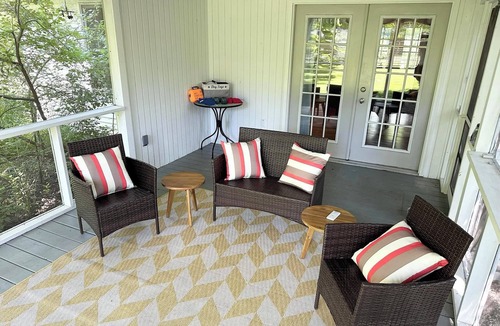 Douglas Cottage | SAUGATUCK - Dog-Friendly, Fenced Yard! Beautiful Garden