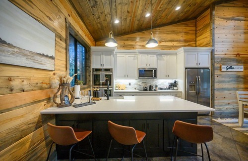 Pickens Cabin | Sauna | Ping Pong | Playset | Pool Table | Sleeps 9 | EV Outlet