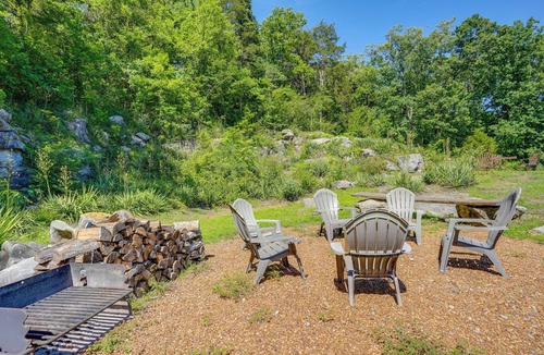 Lookout Valley Neighborhood Association House | Scenic Mtn Retreat w/Wooded Backyard + Fire Pit!