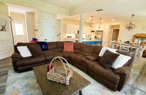 Clayton House | Scenic Winter Mountain Retreat Pet Friendly Firepit Wifi - Stargazer Hideaway
