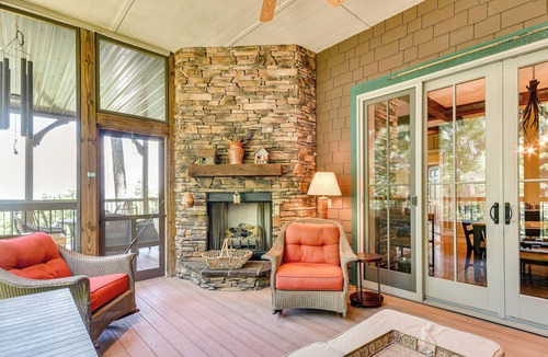 Mountain Air Condo | Screened Porch + Mtn Views: Luxe Burnsville Condo