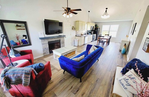 Taylorsville House | Seabiscuit 5- Relax And Kick Back with private Hot Tub and communal Pool
