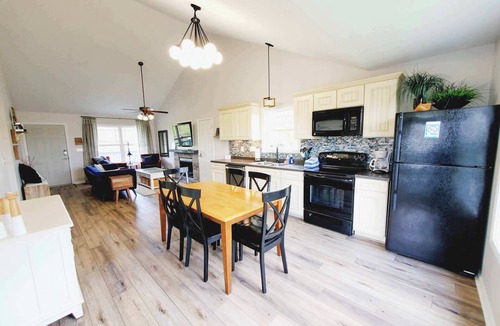 Taylorsville House | Seabiscuit 5- Relax And Kick Back with private Hot Tub and communal Pool