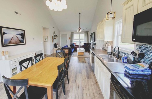 Taylorsville House | Seabiscuit 5- Relax And Kick Back with private Hot Tub and communal Pool