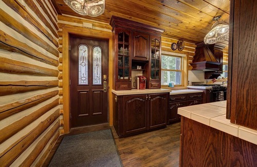 Mayfield Cabin | Secluded 10-Acre Riverfront Lodge. Pet-Friendly! Hot Tub!