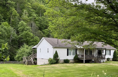 Blue Grass House | Secluded 3 bedroom home with creek in the back yard