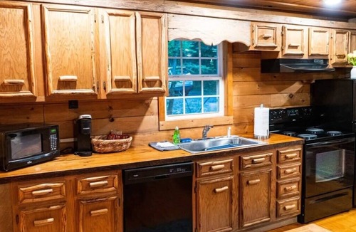 Smithville Cabin | Secluded 3BR 1BA Cabin for Cozy Living