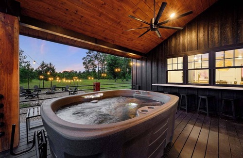 Broken Bow Cabin | Secluded 3BR: 2 King Beds, Hot Tub, Arcade, Deck