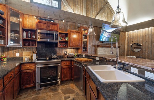 Ashley Oaks Cabin | Secluded Cabin in the Woods Close to It All