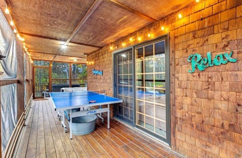 Fennville House | Secluded cabin on 10 acres - hot tub & game room!