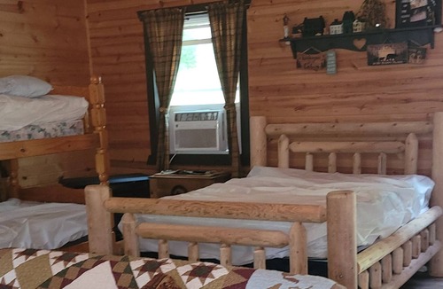 Chillicothe Cabin | Secluded cabin on private lake