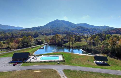 Little Creek Falls House | Secluded Cabin Pool Access Arcade & Screened Hot Tub
