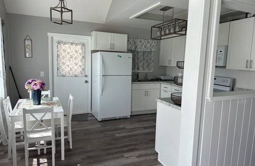 Okeechobee Cottage | Secluded charming two bedroom cottage
